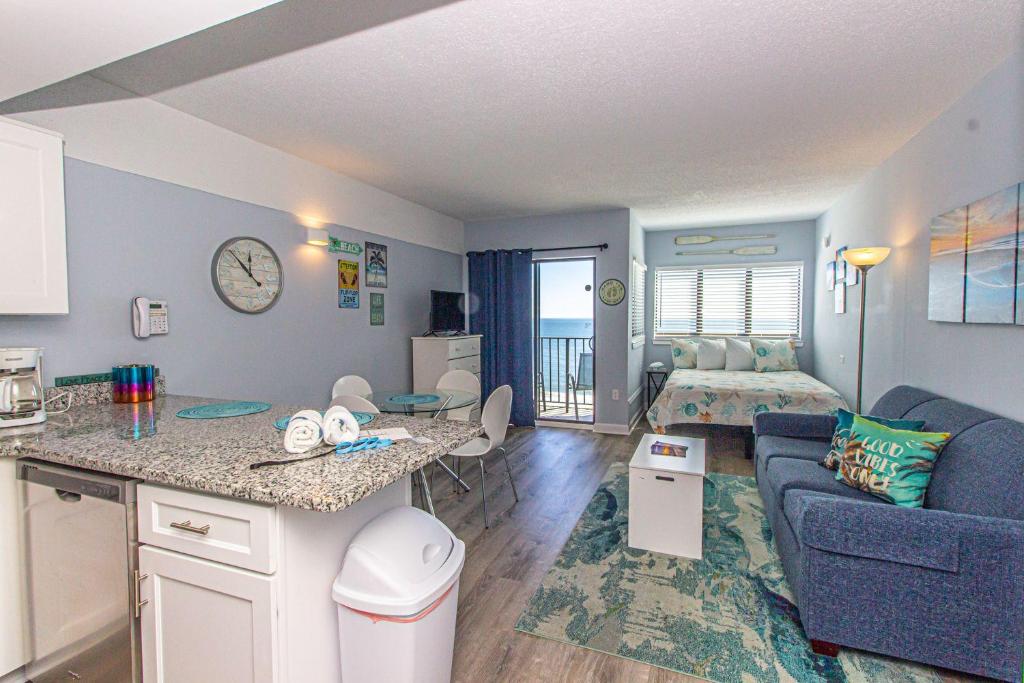 Fully Updated Direct Ocean Front Studio with Panoramic Views Palace Resort 602, Myrtle Beach