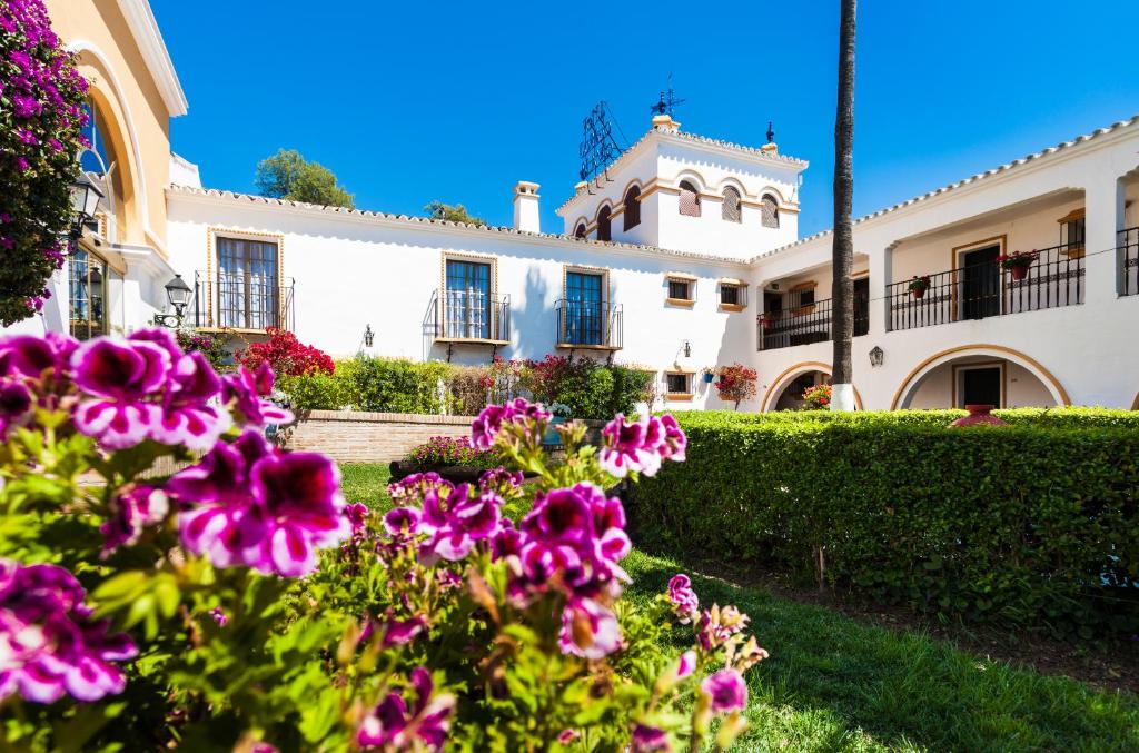 Globales Cortijo Blanco — Hotel building in Marbella, Andalusia