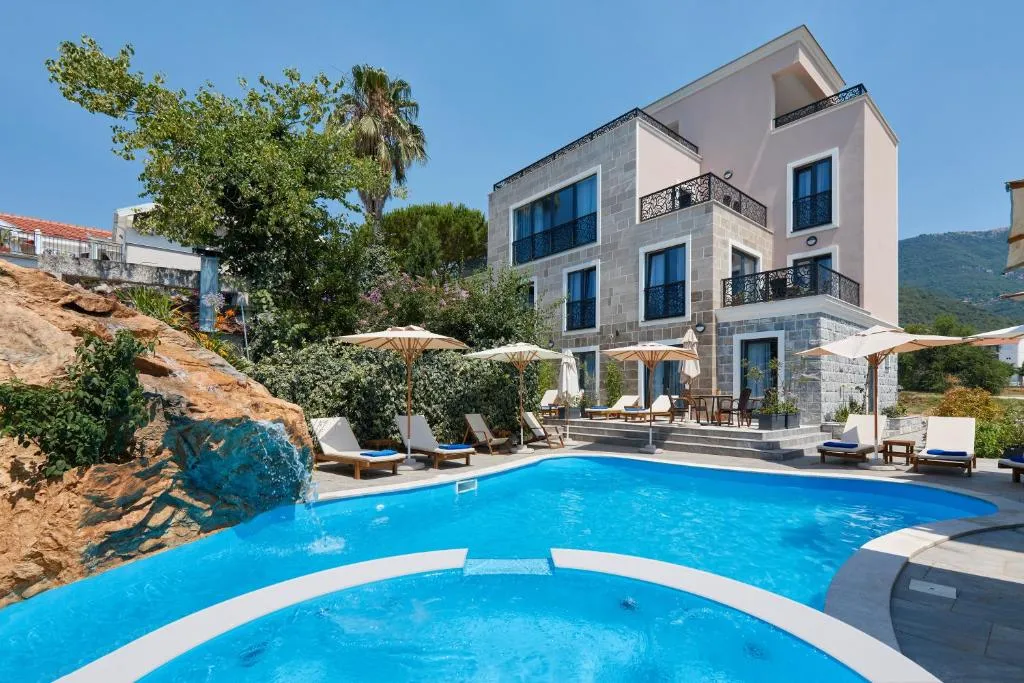 Moderna Luxury Apartments with HEATED pool, hotel en Tivat