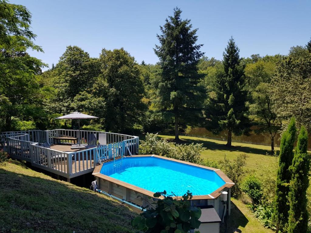 Les Deux Lacs - Stunning Gite, with private swimming pool and 2.75 acre fishing lake, La Chapelle-Verlaine