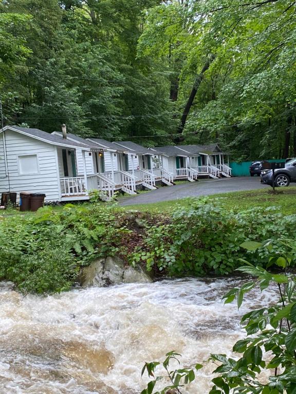 Brookside Motel & Cabins photo