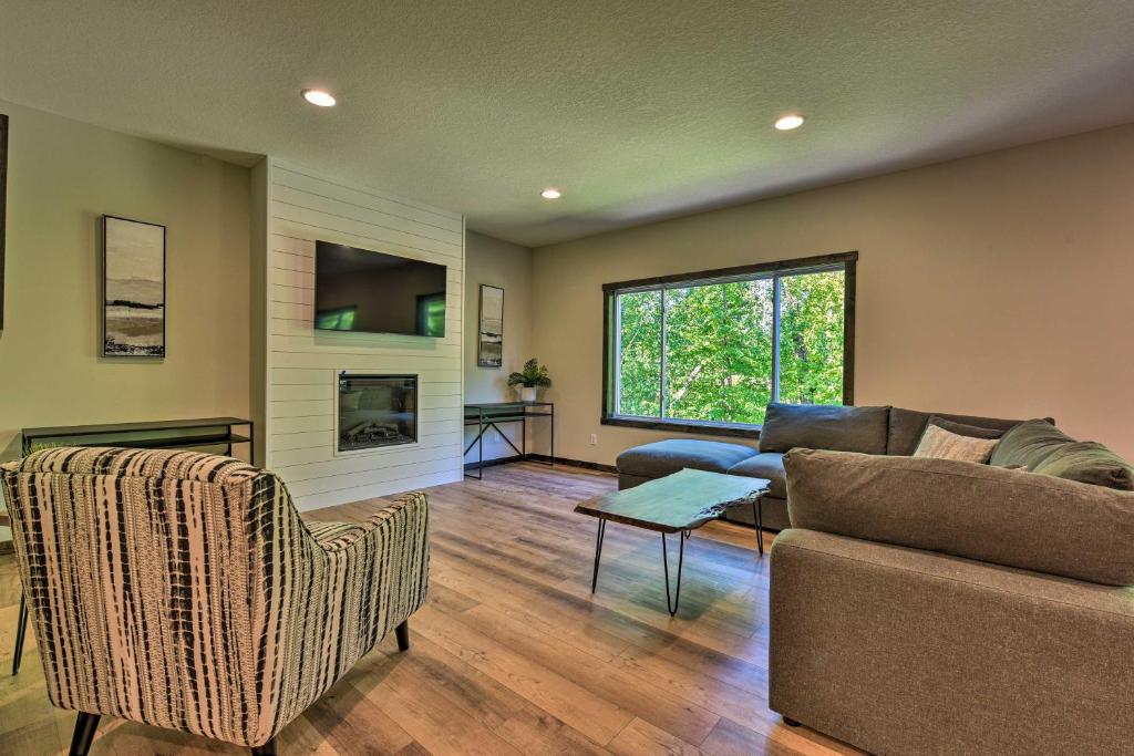 Modern Nisswa Escape with Deck Walk to Gull Lake!, Nisswa