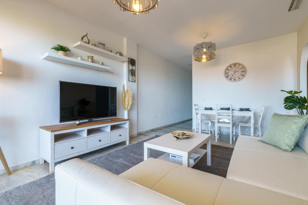 Chic Beachfront Flat with Amazing Sea Views and Private Indoor Parking - 4