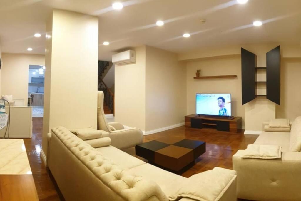 Akkoza Koru Bloklari Duplex Three Bedroom Apartment With View next to the Akbati Mall — Hotel in Esenyurt