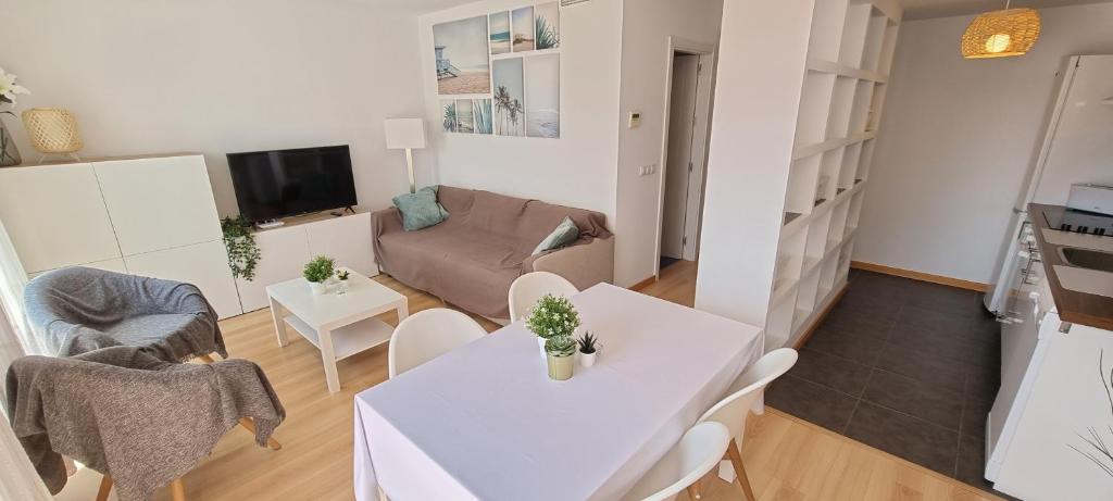 Apartamentos Paraíso Vera Playa, Ático Alborada con solárium grande privado, a pie de playa, WIFI - 3