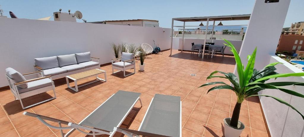 Apartamentos Paraíso Vera Playa, Ático Alborada con solárium grande privado, a pie de playa, WIFI - 2