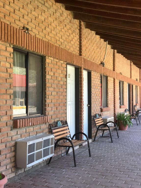 Hotel y Balneario Ojo Caliente — Hotel in Camargo