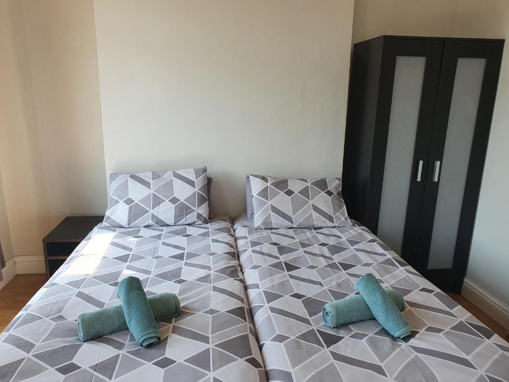 Shaftesbury Avenue Townhouse photo