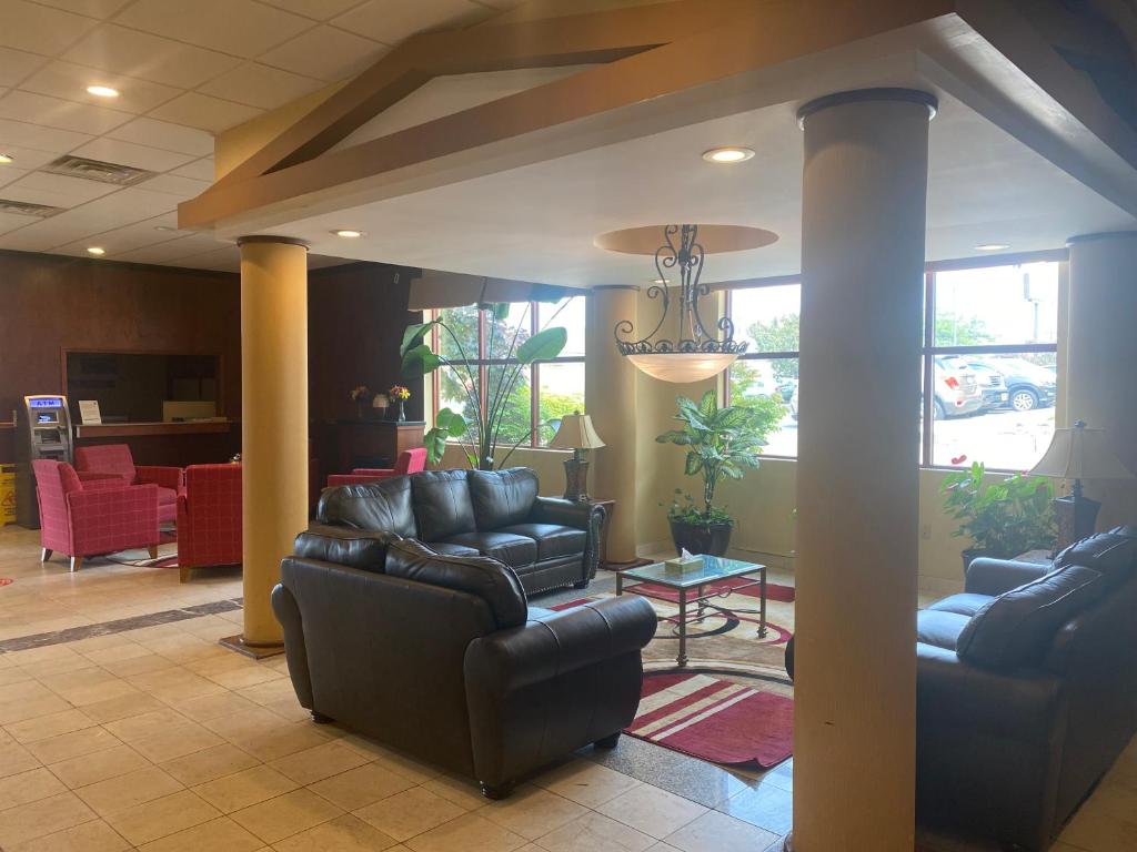 Suburban Studios Buffalo Airport photo