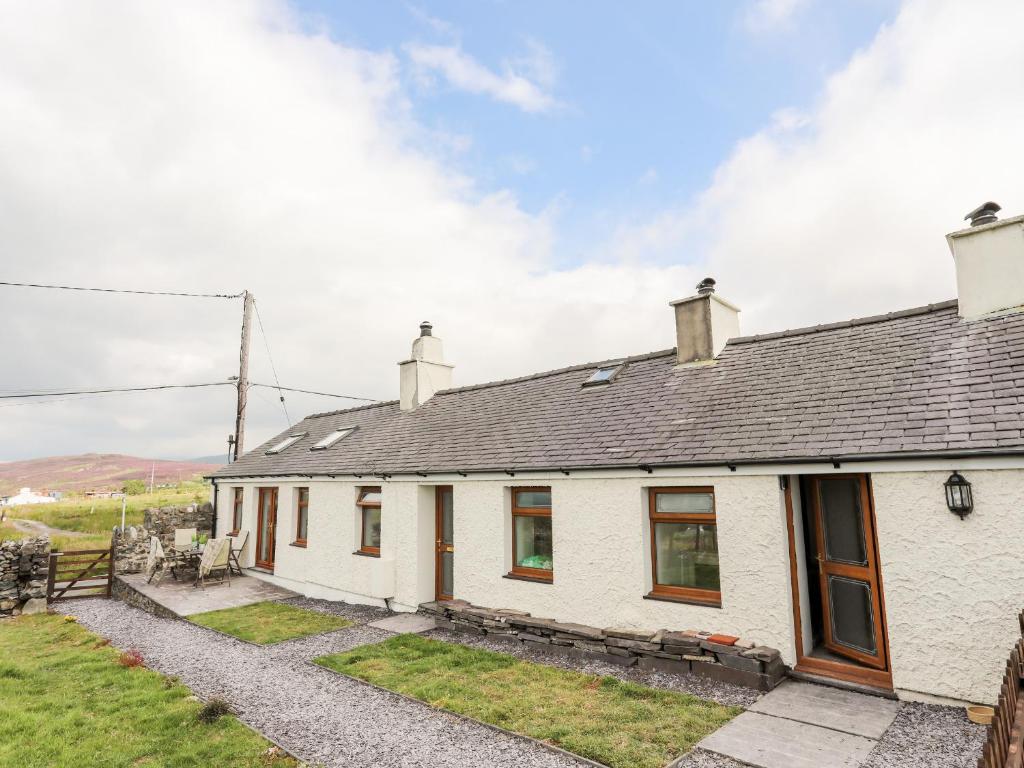 Penrallt Fawr self-catering house - dog-friendly stay near Caernarfon