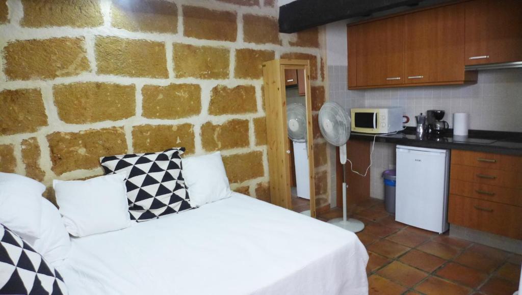 No.5B - Lovely Studio Apt with A/C in the centre of the old town - 4