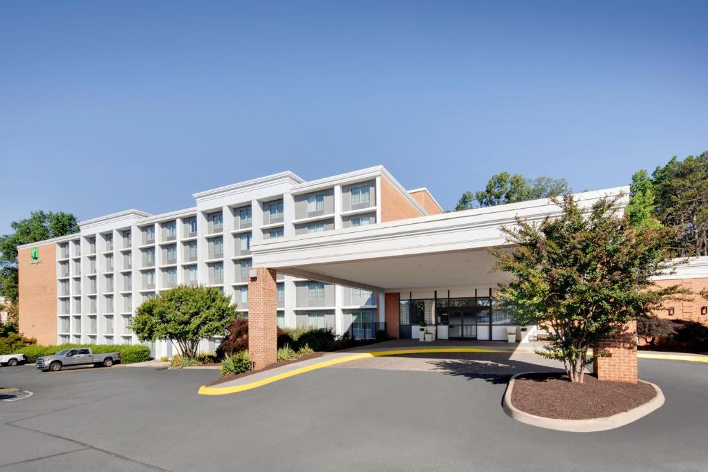 Holiday Inn University Area Charlottesville photo