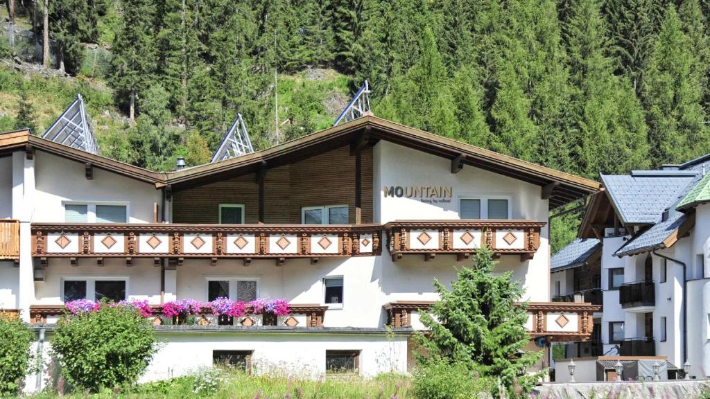 Mountain Apartments - living by Salner - 2