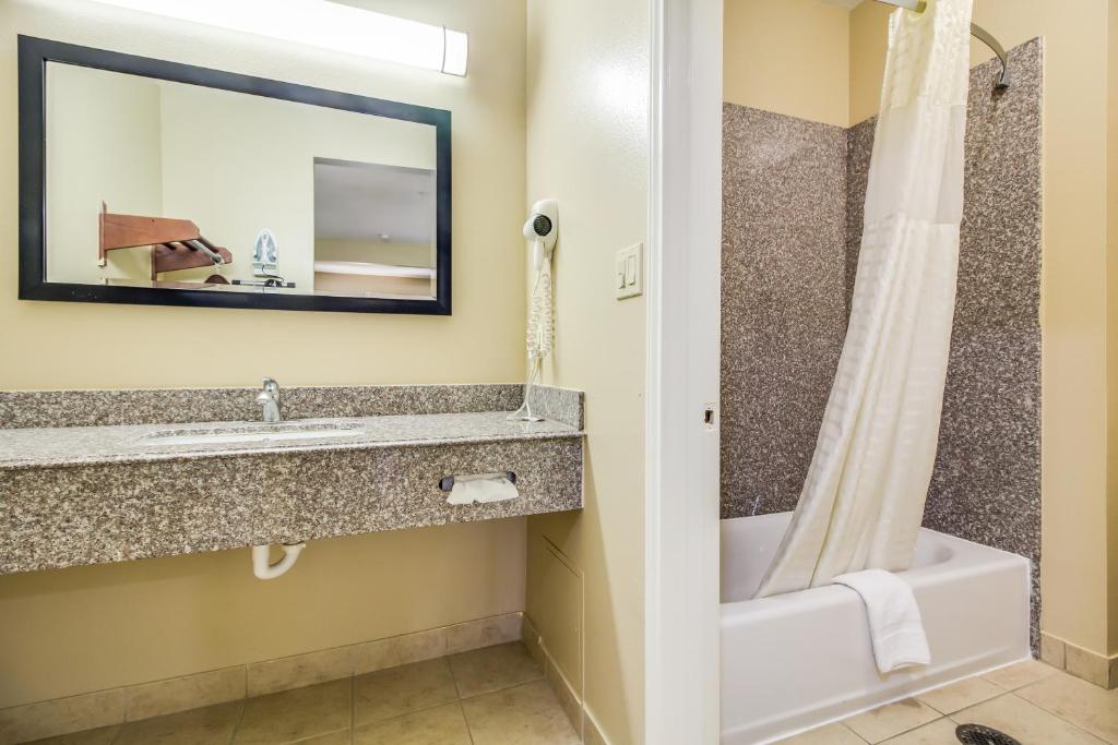 Americas Best Value Inn & Suites Tomball photo