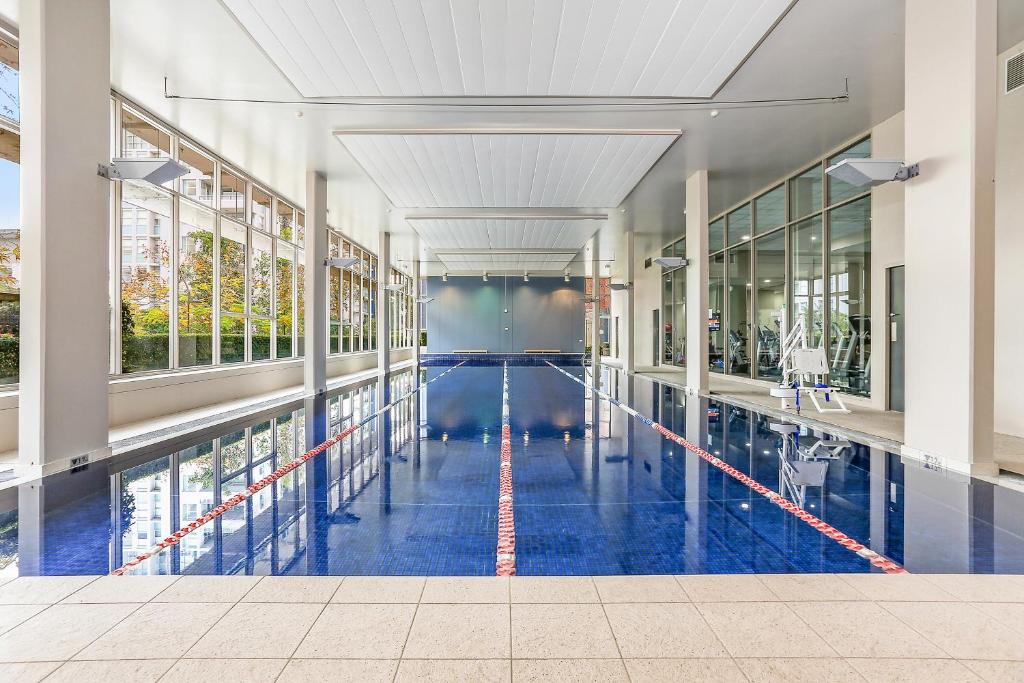 Swimming pool, Stylish 1 bdrm Camperdown - Car park, Gym & Pool in Sydney