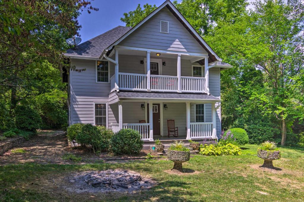 Peaceful Mountain Cottage with Pergola and Fire Pit! — Hotel in Marion (NC)