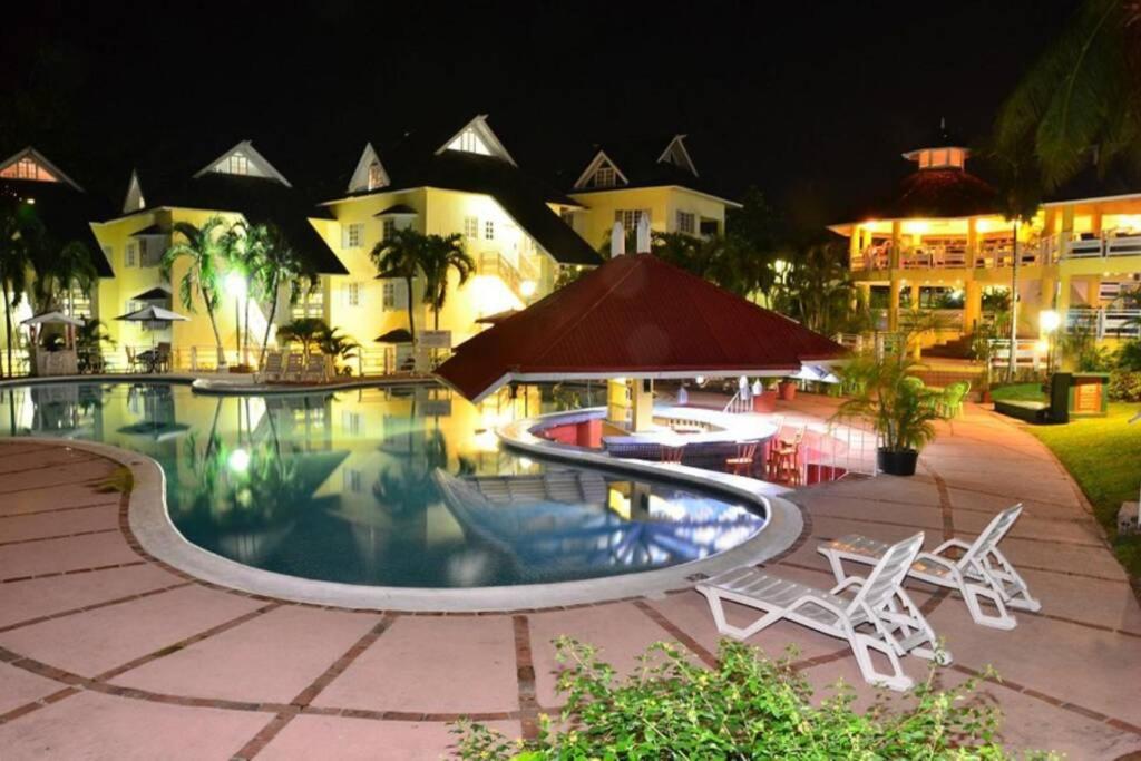 1 bedroom Penthouse Suite 63 at Mystic Ridge Resort — Hotel in Ocho Rios