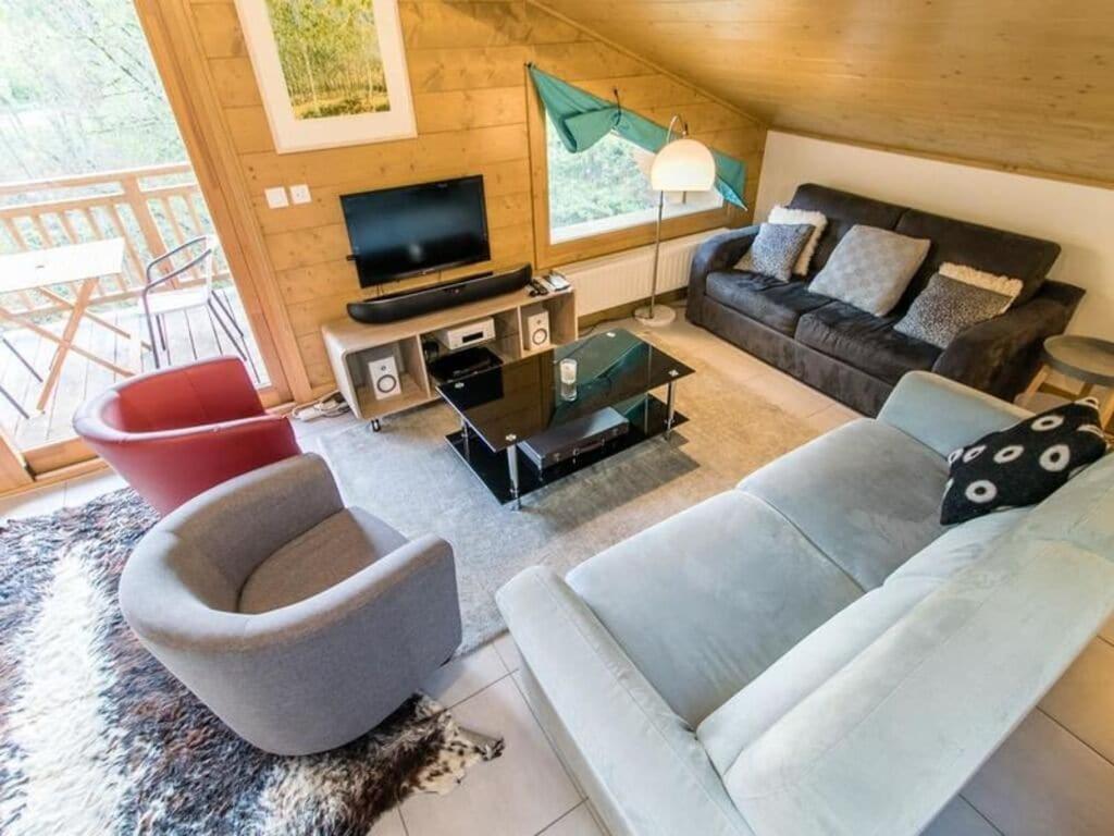 Modern 3 Bed Penthouse Apartment, Balcony & Garage, Close to Village & Ski Bus - 2