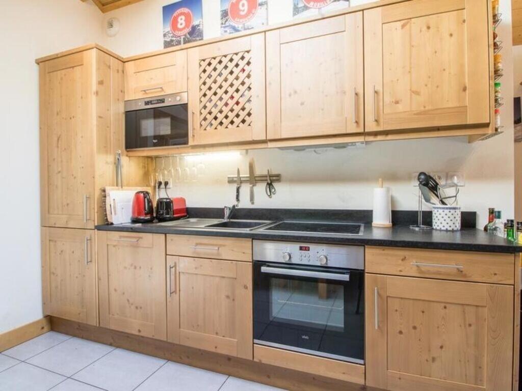 Modern 3 Bed Penthouse Apartment, Balcony & Garage, Close to Village & Ski Bus - 3