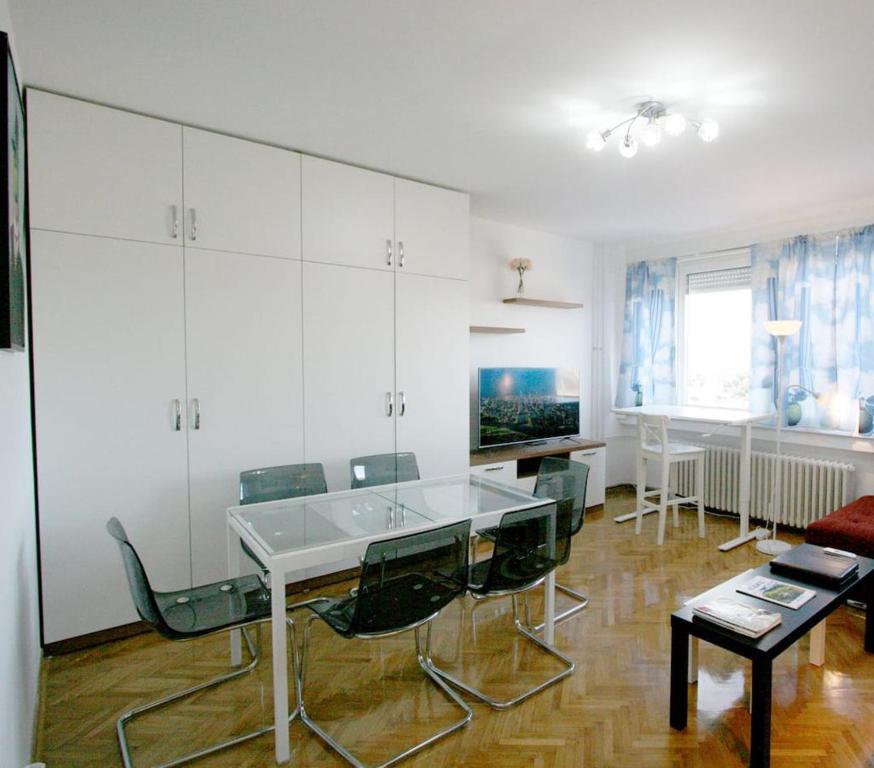 Magritte Business grade comfortable apartment. - 4