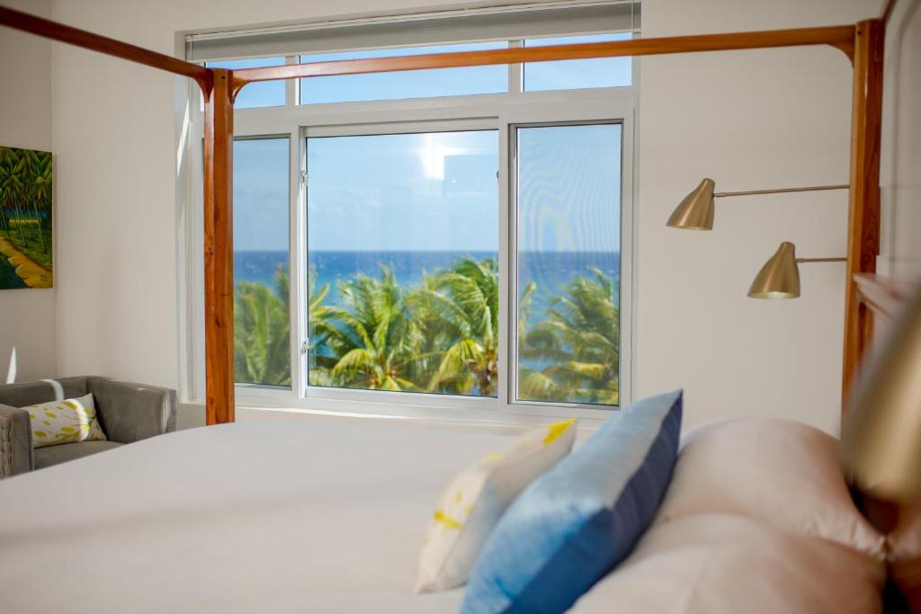 Whispering Seas Oceanfront Suite — Hotel in Ocho Rios