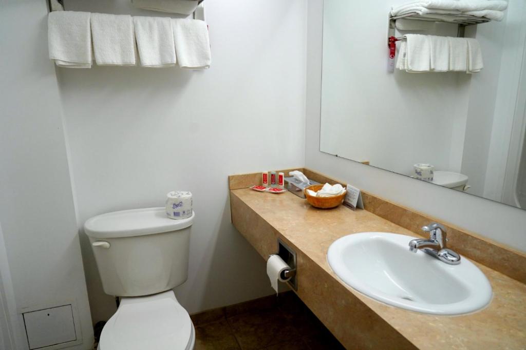 Econo Lodge Huntsville Photo 11