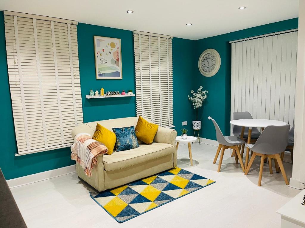 Cheerful 2-bed townhouse in Wakefield with parking, Wakefield