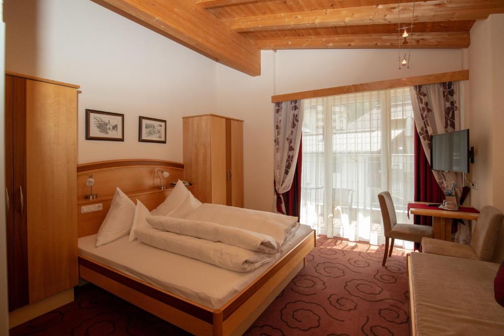 Hotel Charly photo