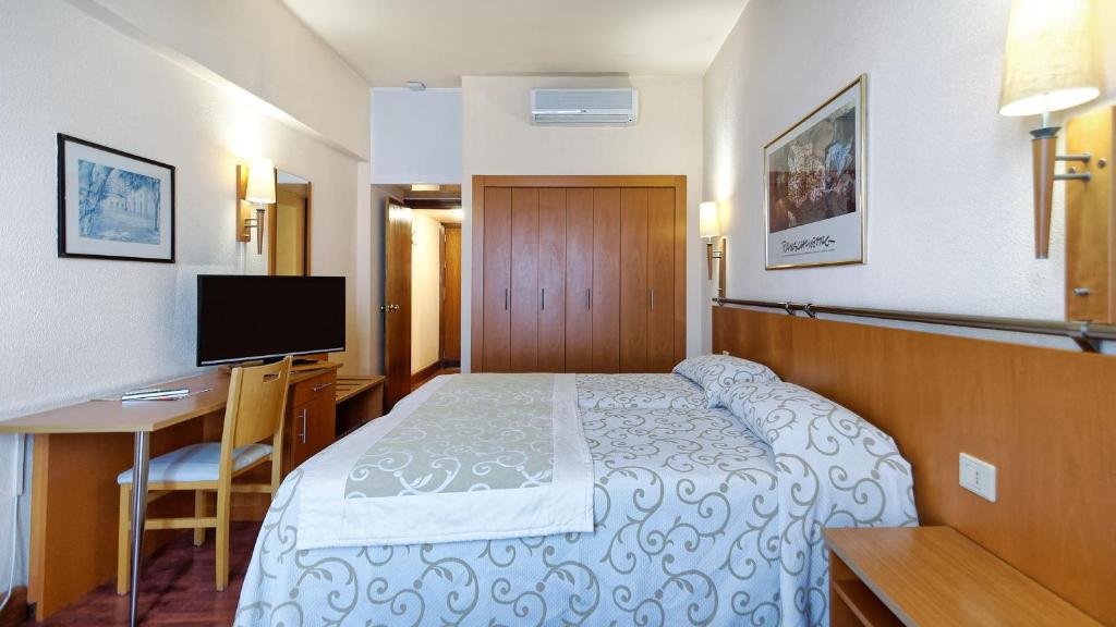 Bull Astoria Photo 45