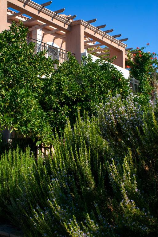 Efrosini Village — Hotel building in Kateleios, Ionian Islands