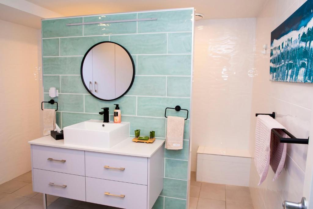 STUNNING STUDIO BY THE BEACH / SURF BEACH photo