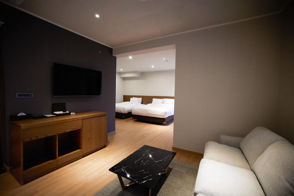 Shared lounge/TV area