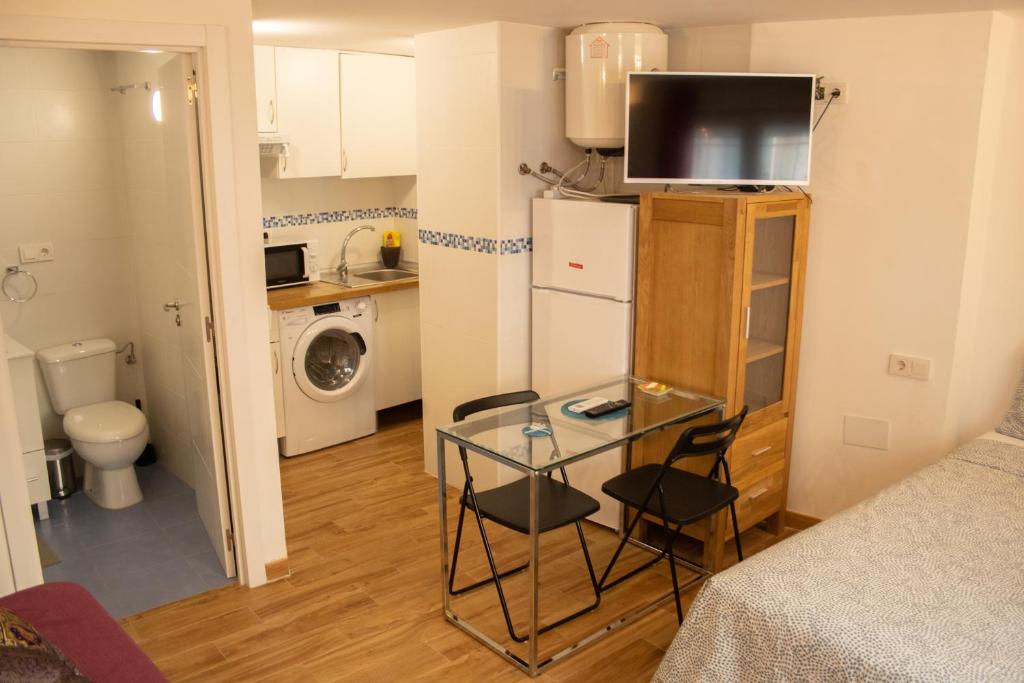 Malagueña Salerosa "Apartamento - estudio con terraza" En casa típica de 1 a 4 dormitorios - 4