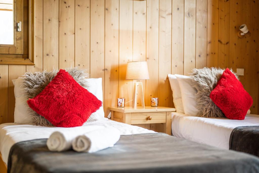 Chalet Himalaya , 10 Person Chalet with 5 ensuite bedrooms and outdoor jacuzzi in Meribel Centre - 2