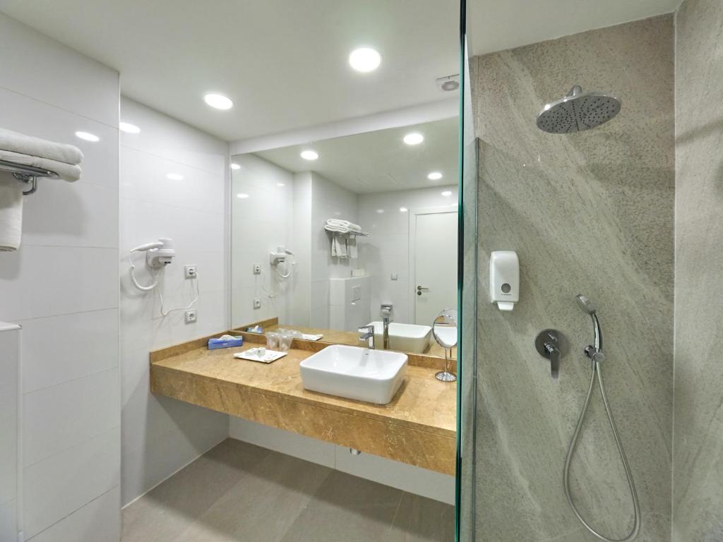 Aparthotel y Hotel Paguera Beach — Hotel rooms in Peguera, Balearic Islands