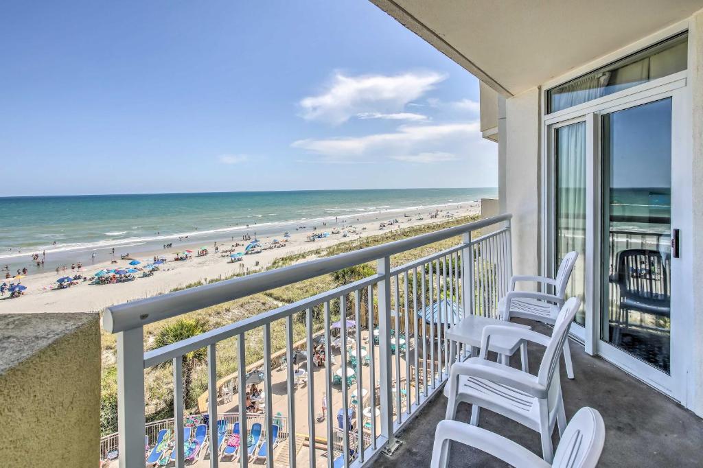 Bay Watch Condo with Oceanfront Balcony and Beach View 전경