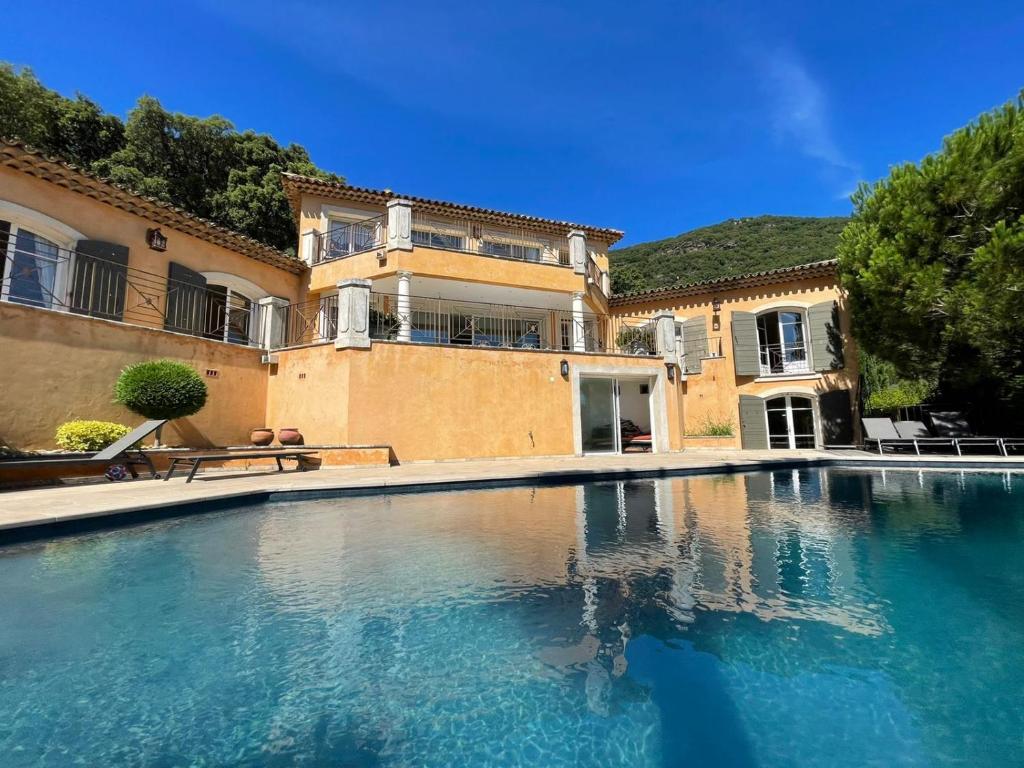 Villa Darius Belle et grande villa, piscine, clim, vue mer Cavalaire sur Mer - 4