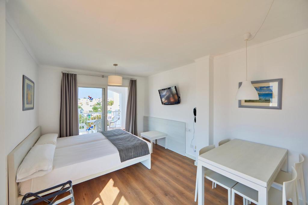 OLA Apartamentos Cala d'Or — Hotel rooms in Cala d´Or, Balearic Islands