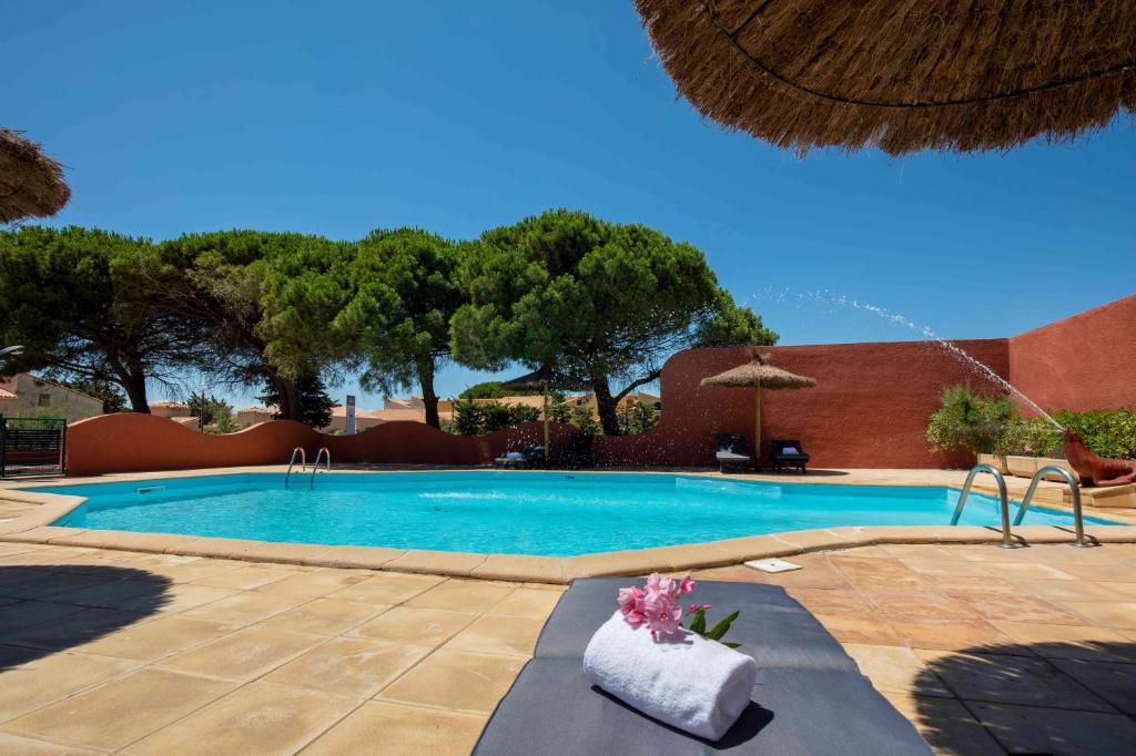 The Originals City, Relax'Otel, Le Barcarès スイミングプール