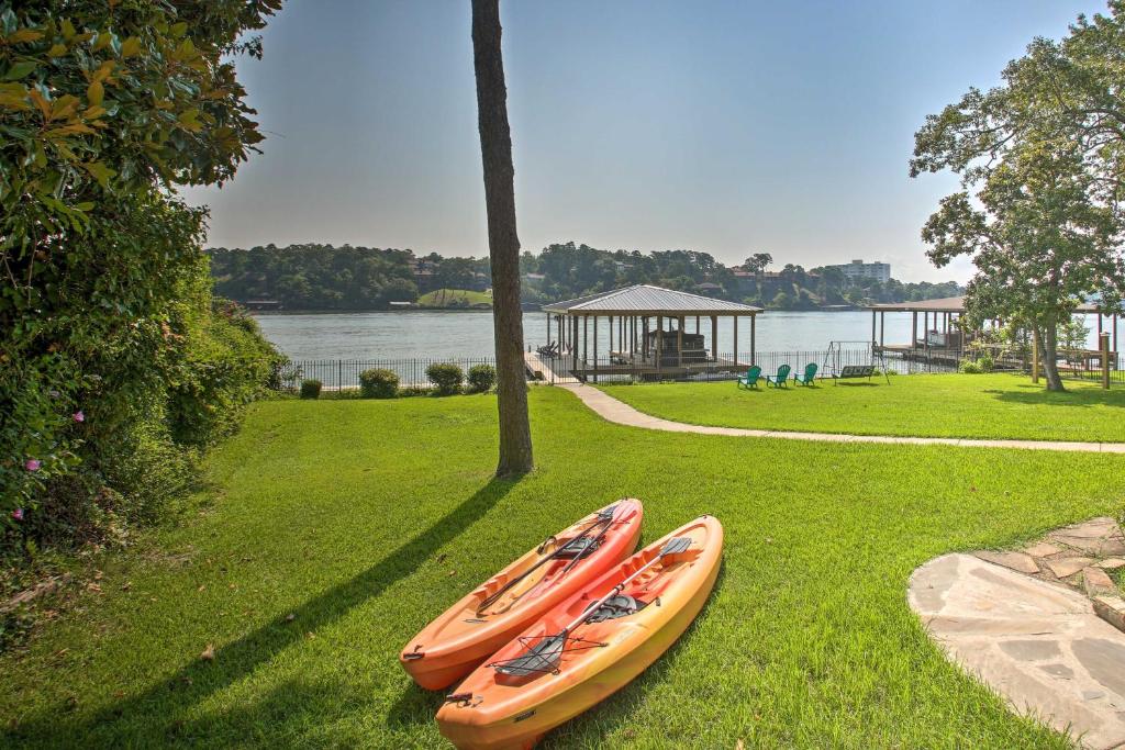 Kayaks, Dock Waterfront Escape on Lake Hamilton!, Hot Springs