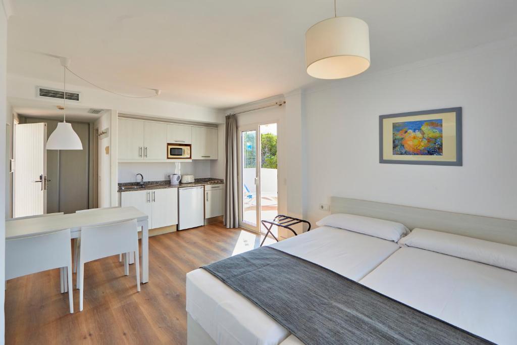 OLA Apartamentos Cala d'Or — Hotel rooms in Cala d´Or, Balearic Islands