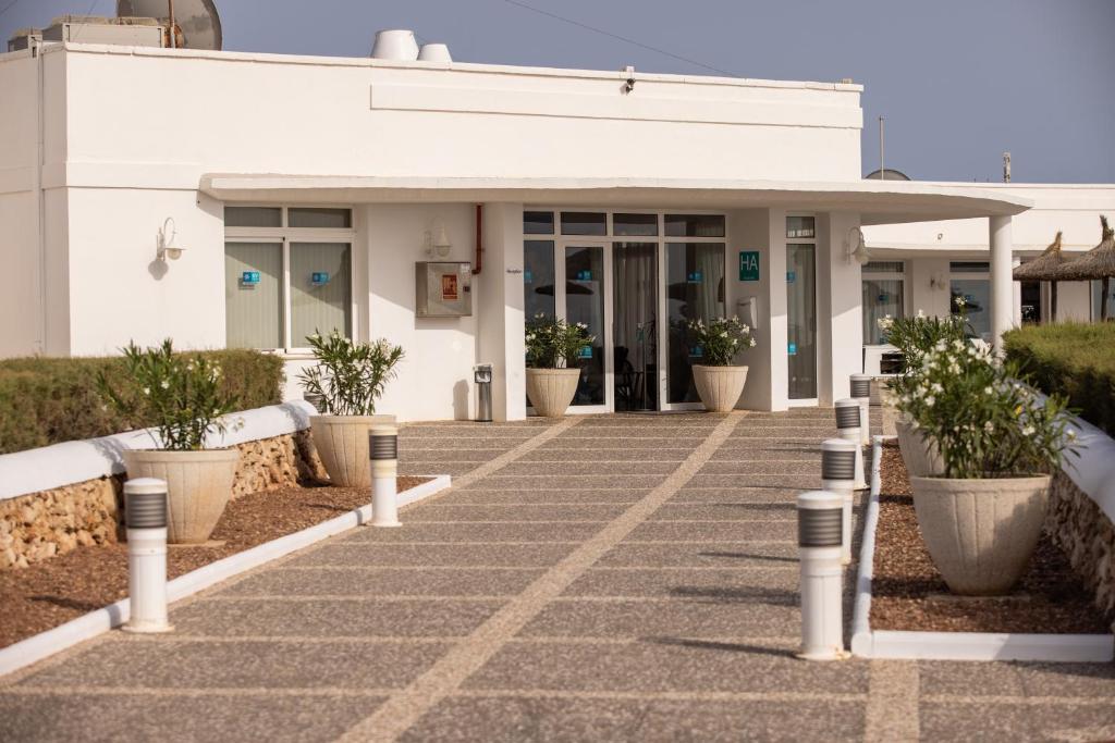 RVHotels Sea Club Menorca — Hotel building in Cala'n Blanes, Balearic Islands
