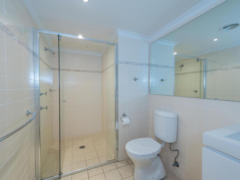Shoal Bay Beach Apartments 18 fantastic air conditioned unit with a pool and lift photo