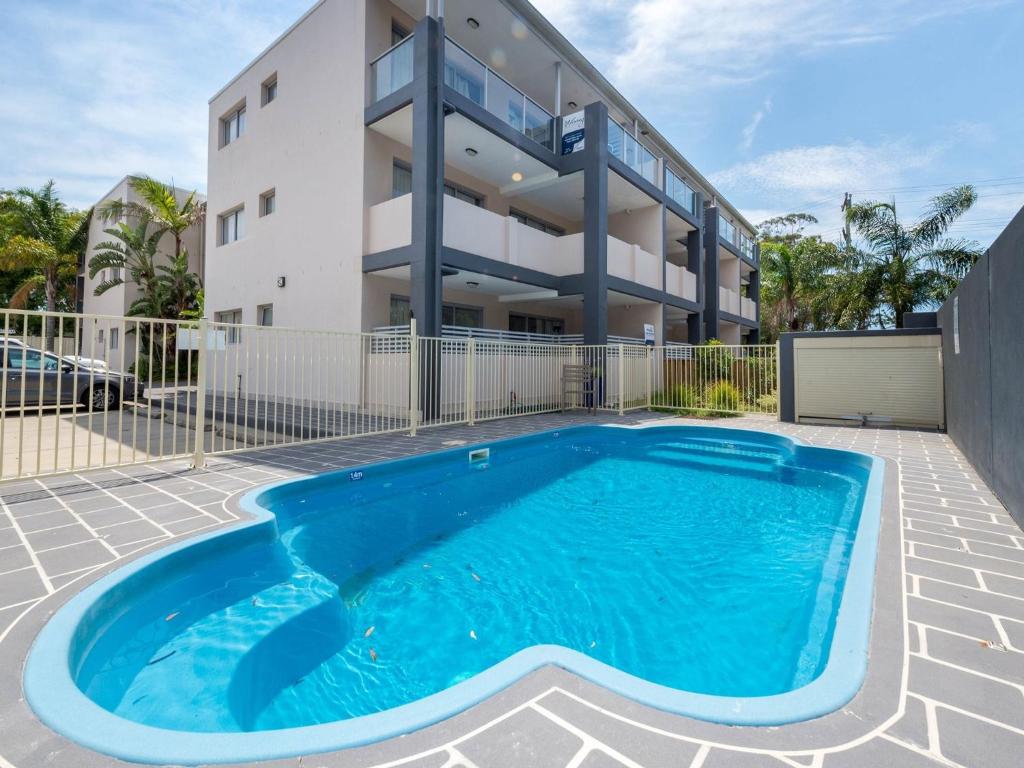 Shoal Bay Beach Apartments 18 fantastic air conditioned unit with a pool and lift photo