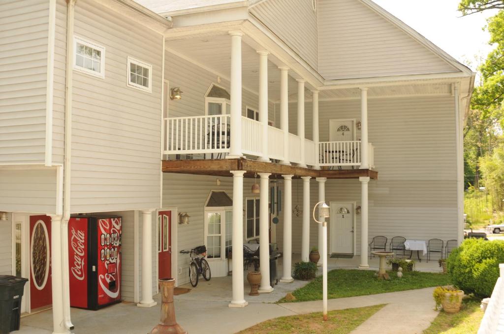Acorn Hill Lodge and Spa photo