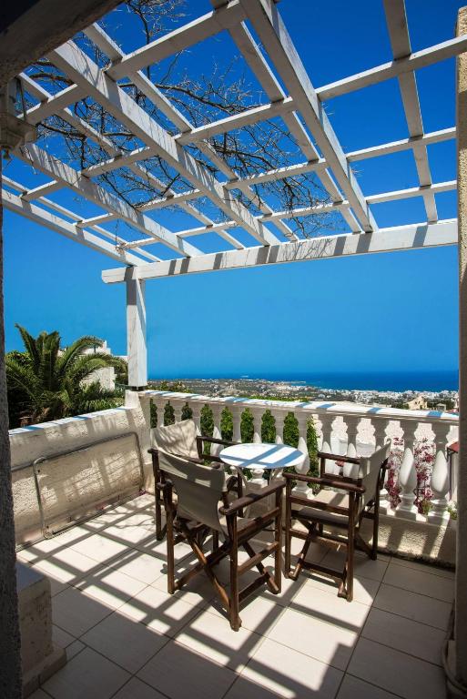 Entire private Suite Sea Full View with balcony, shared pool and Air conditionin, Hersonissos