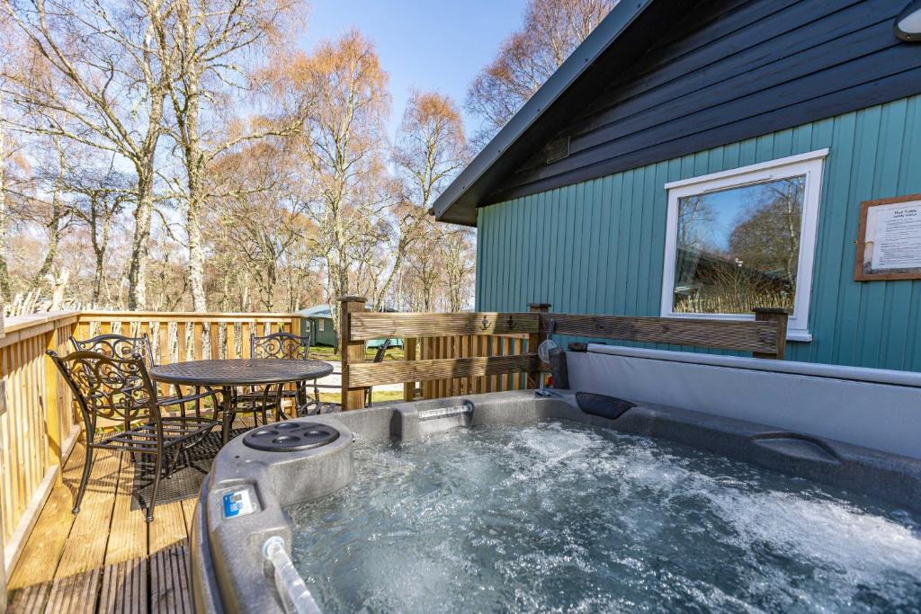 Bracken Lodge 6 with Hot Tub, Belladrum