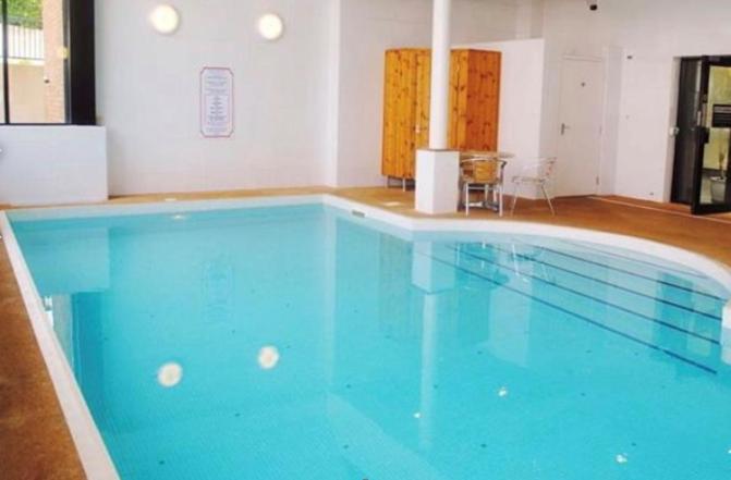 Apartment with Swimming Pool — Hotel in Tenby