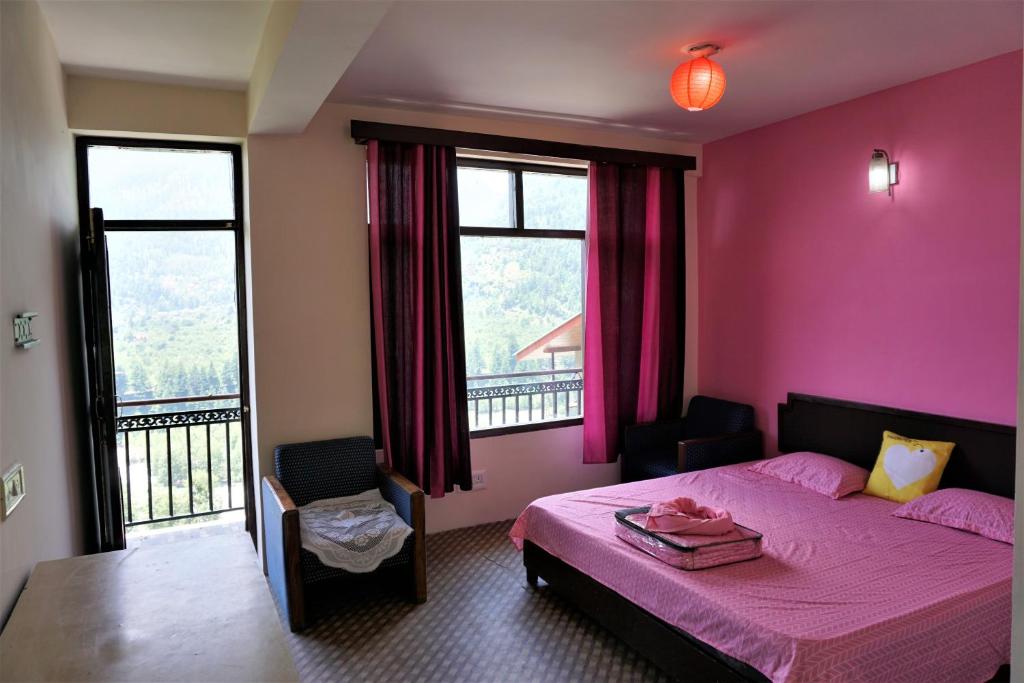 Himalayan View (Rooms and Rooftop Cafe) — Hotel in Manali