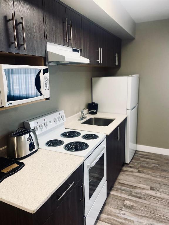 Kitchen, Econo Lodge in Prince George (BC)